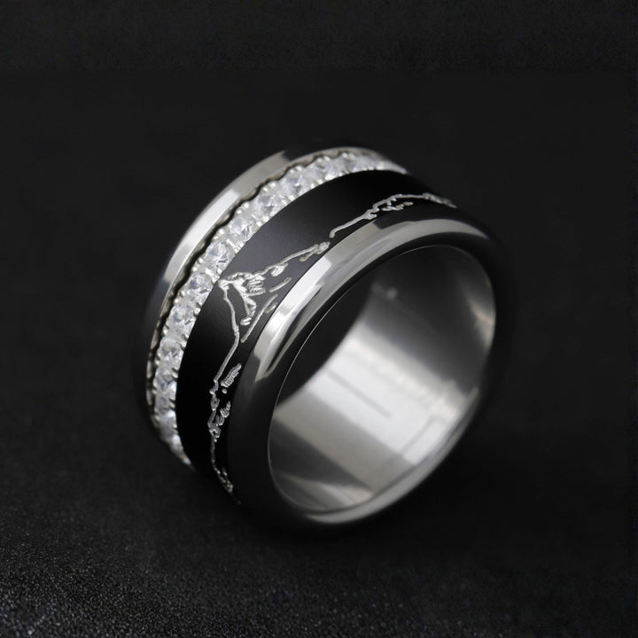 Vue rapprochée de la bague mood Grand Pic rouge en argent et acier inoxydable – anneaux interchangeables et relief du Cervin symbolisant la Suisse.
