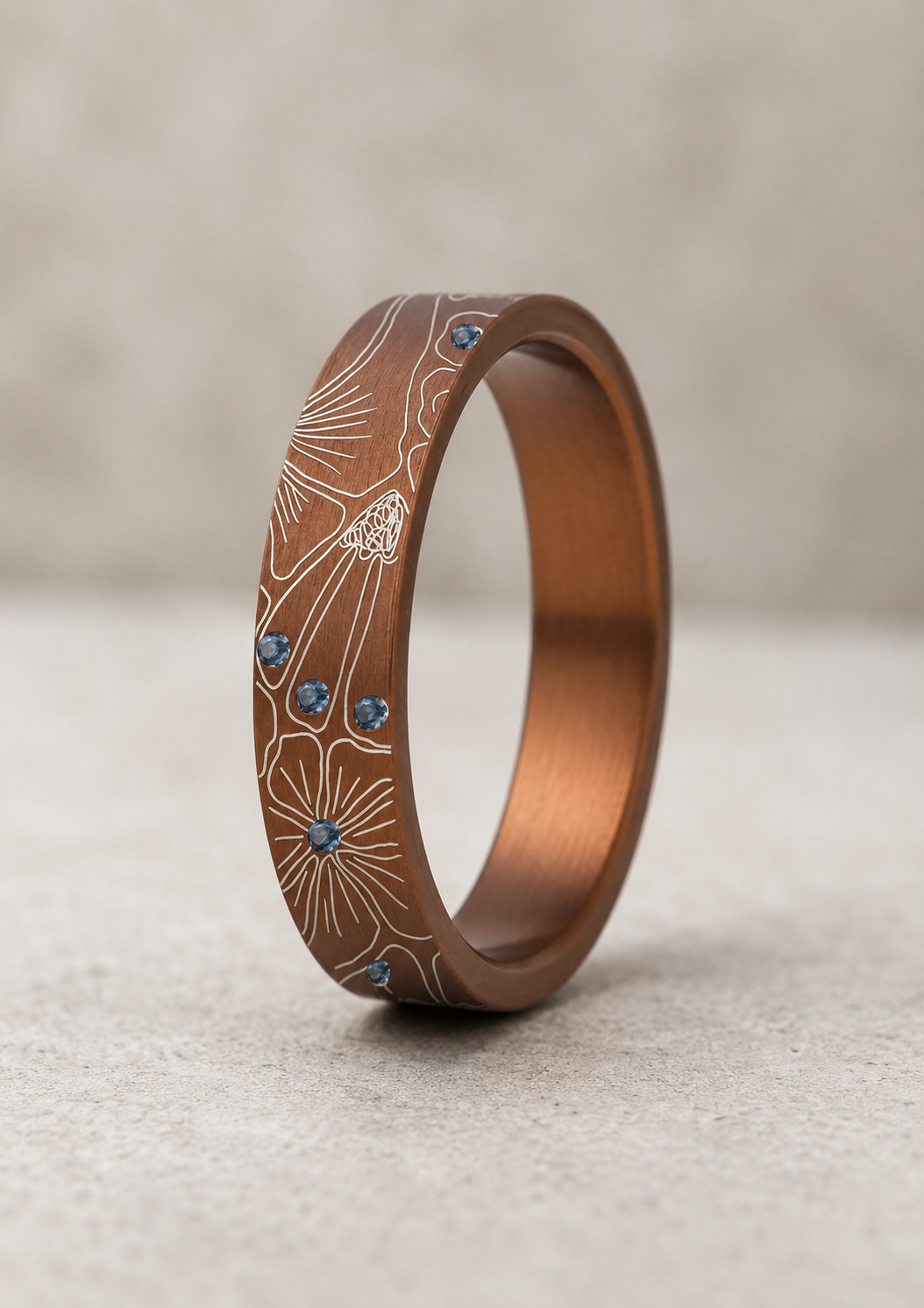 💙 Siennis — deux tiers en aluminium ocre gravé de fleurs, serti de 14 saphirs bleus