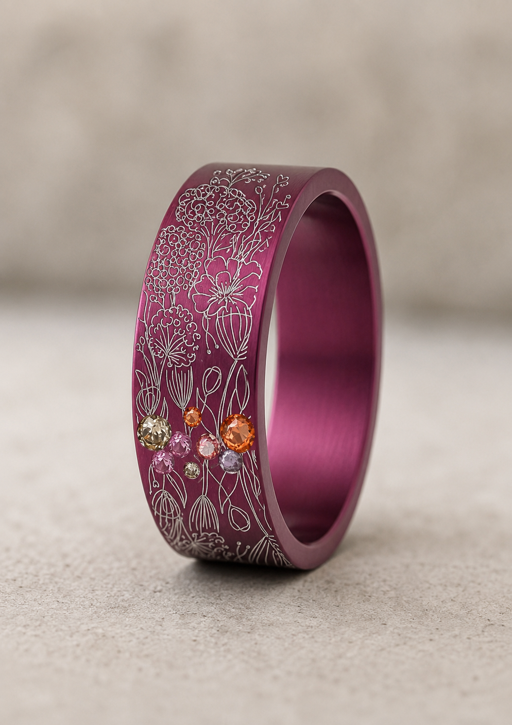 🌺 Floris — addon en aluminium aubergine gravé de fleurs, serti de saphirs multicolores