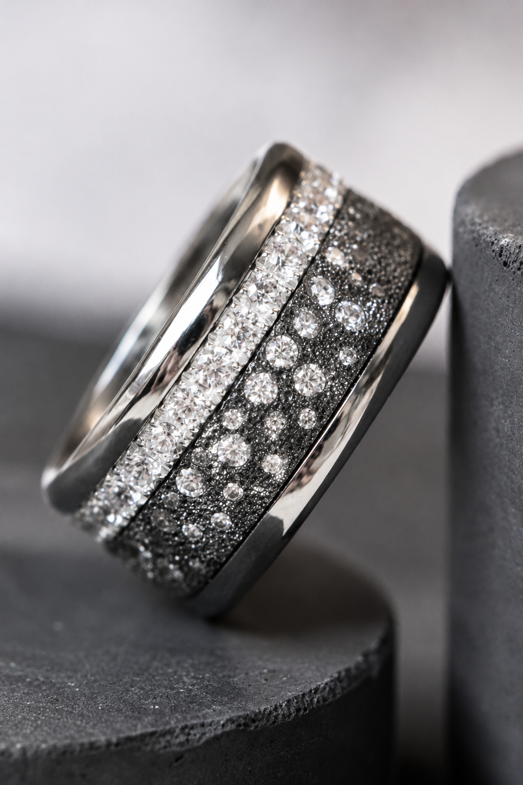 2/3 Addon „Willow Nocturne“ aus Silber Ewiger Schnee anthrazit, besetzt mit weissen Edelsteinen, für deinen auswechselbaren mood Ring