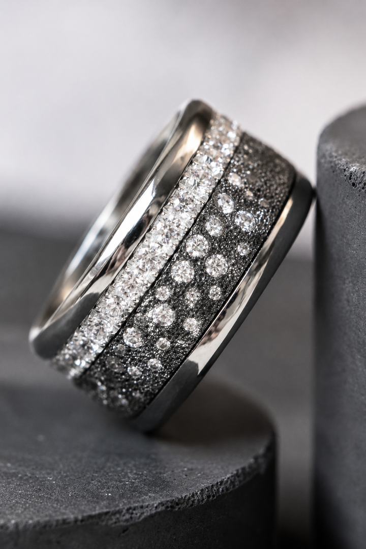 2/3 Addon „Willow Nocturne“ aus Silber Ewiger Schnee anthrazit, besetzt mit weissen Edelsteinen, für deinen auswechselbaren mood Ring