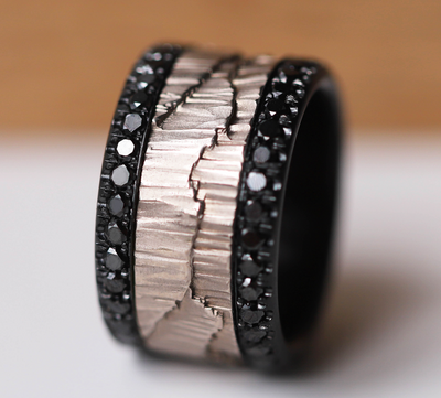 Large rounded polished steel base, set with 1.9mm black diamonds, internal downward setting - Size 58 - Second hand