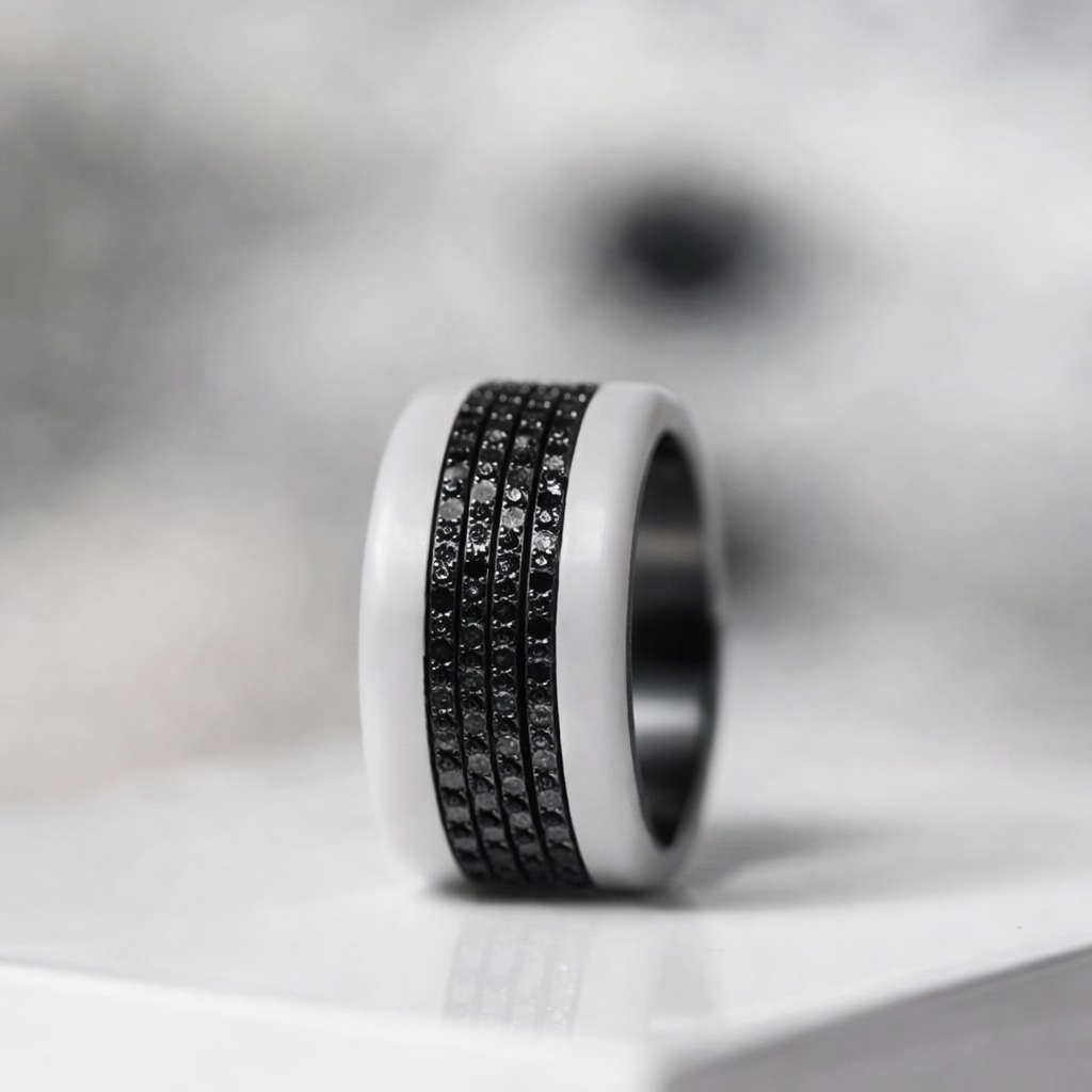 Innenring (Mini Addon) „Schwarze Finsternis“ aus schwarzem 925er Silber mit schwarzen Zirkonia-Steinen besetzt