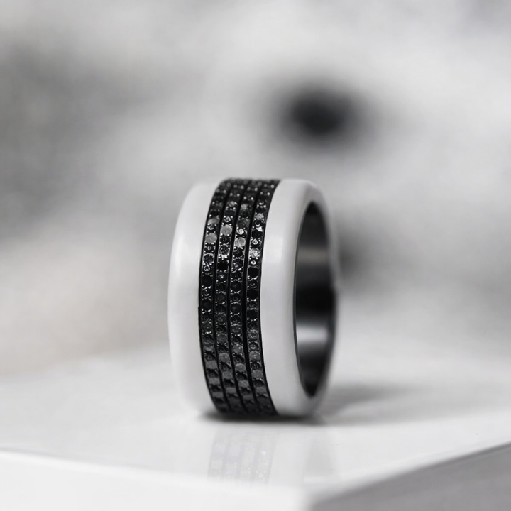 Innenring (Mini Addon) „Schwarze Finsternis“ aus schwarzem 925er Silber mit schwarzen Zirkonia-Steinen besetzt