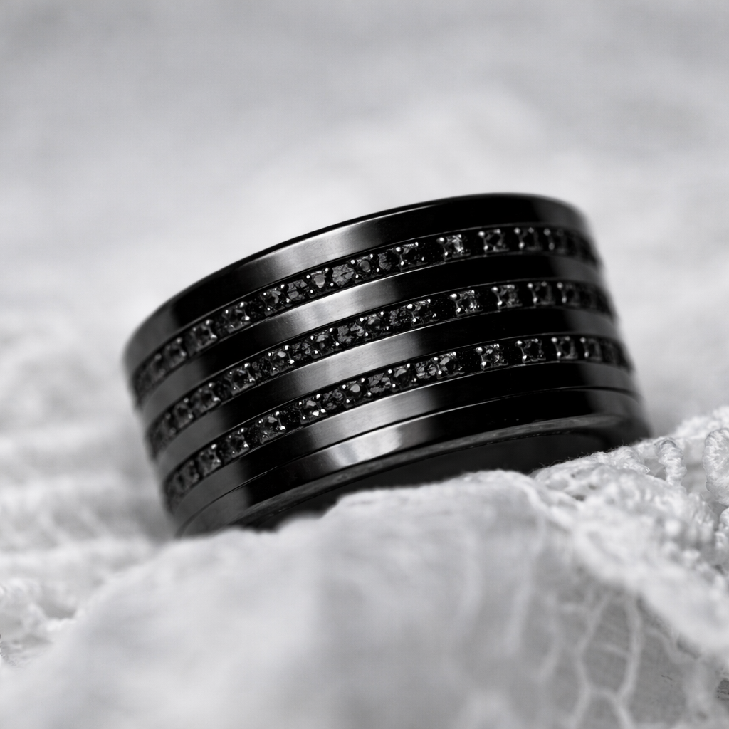 Innenring (Mini Addon) „Schwarze Finsternis“ aus schwarzem 925er Silber mit schwarzen Zirkonia-Steinen besetzt