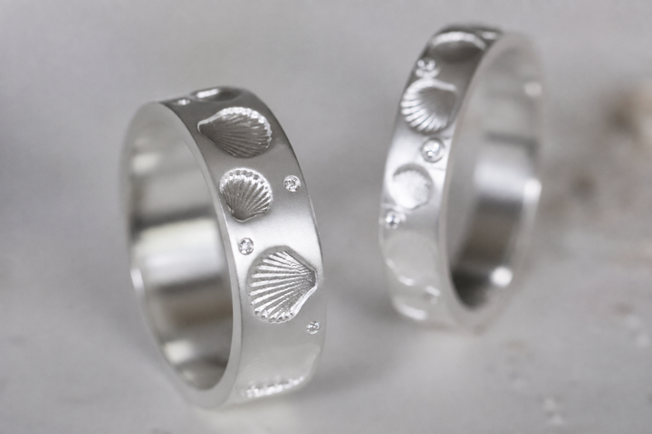 🐚 Ring (medium Addon) „Aphros“ aus satiniertem Silber, Muschelabdruck