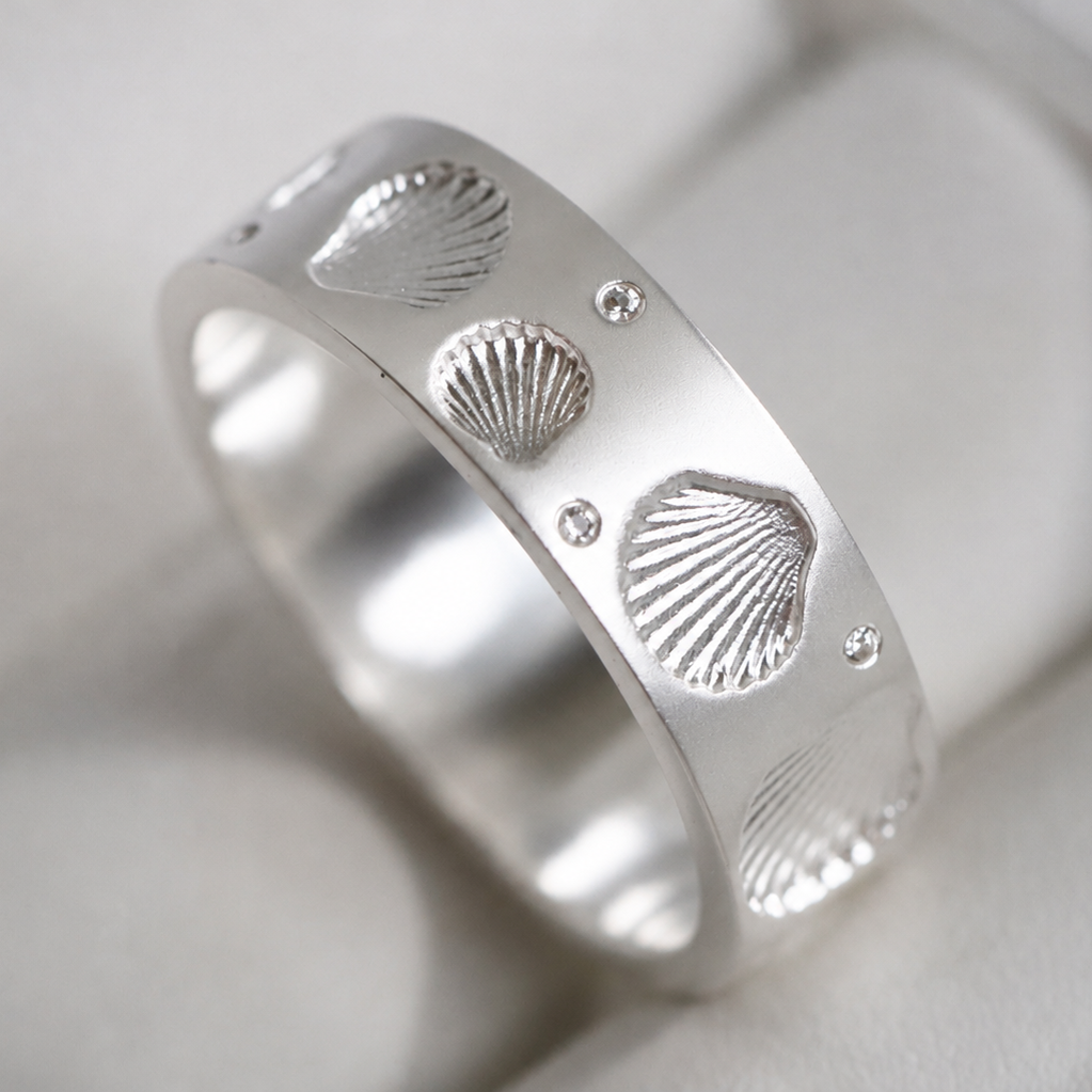 🐚 Ring (medium Addon) „Aphros“ aus satiniertem Silber, Muschelabdruck