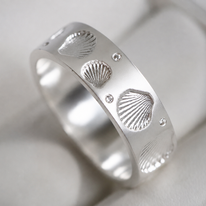 🐚 Ring (medium Addon) „Aphros“ aus satiniertem Silber, Muschelabdruck