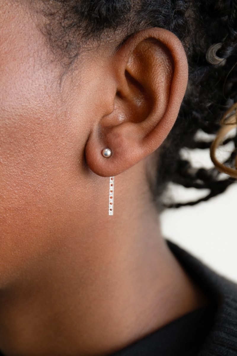 "Drop Aura Sucre d'orge " mood en argent 925 serti de zircons rouges et blancs (Bijou d'oreille)