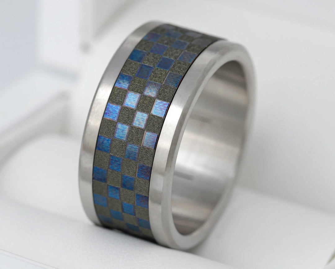 Collector 🏆 Ring Set Schachbrettmuster, bestehend aus 1 Innenring aus Titan und einer Fassung aus Edelstahl aus der Sébastien Buemi Kollektion für den auswechselbaren mood Ring