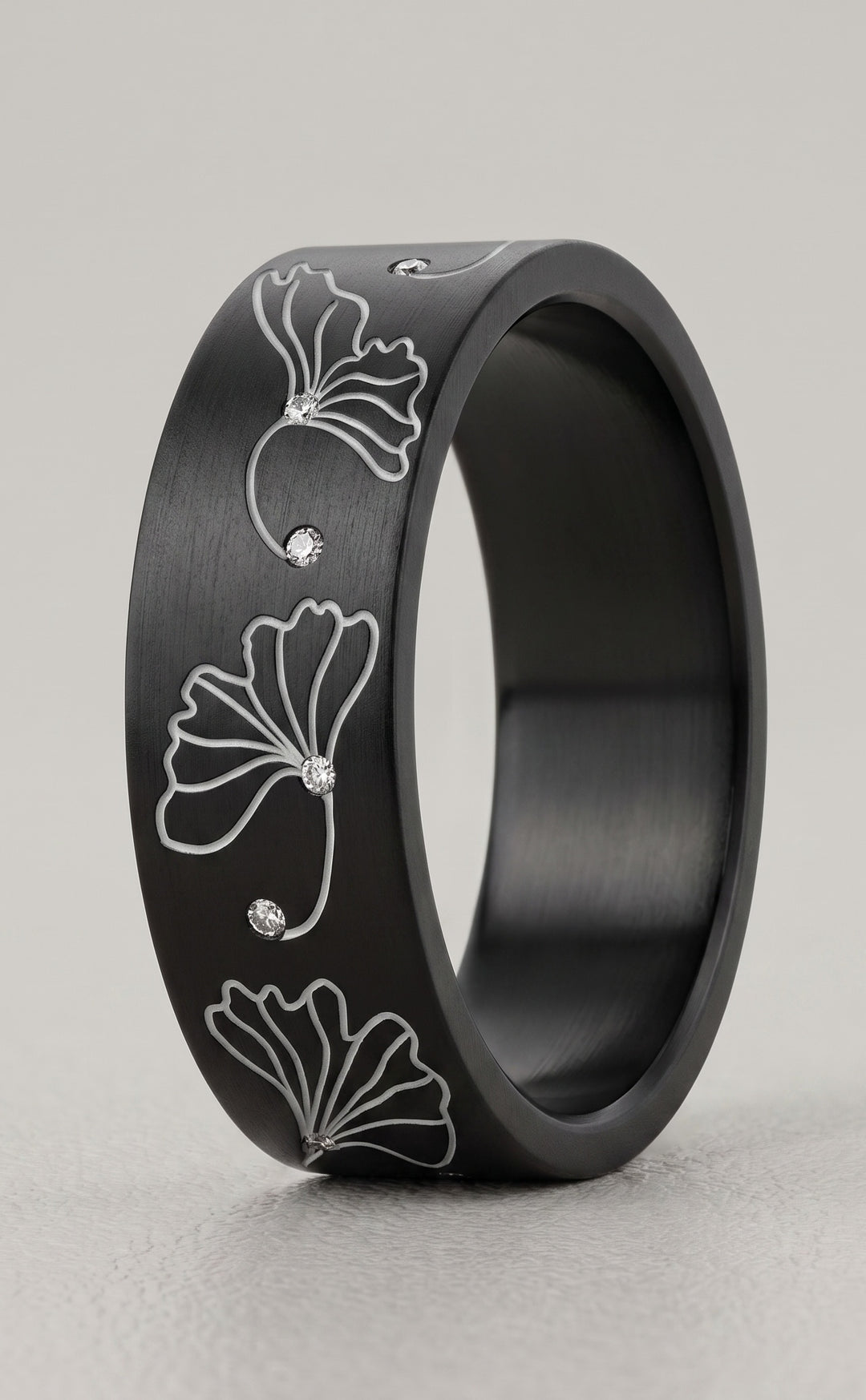🍃 Ginko — addon en aluminium noir gravé de feuilles de ginkgo, serti de diamants | par Michèle Auderset