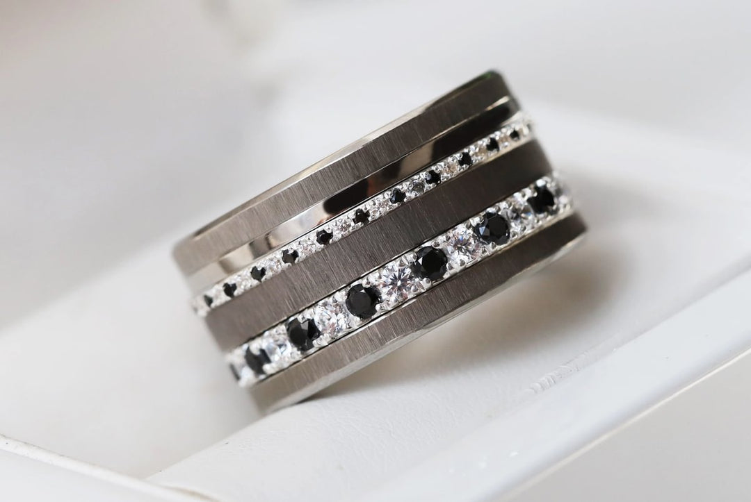 💍 Inner ring (medium addon) "Aura Black & White Signature" in 925 silver set with black and white zircons