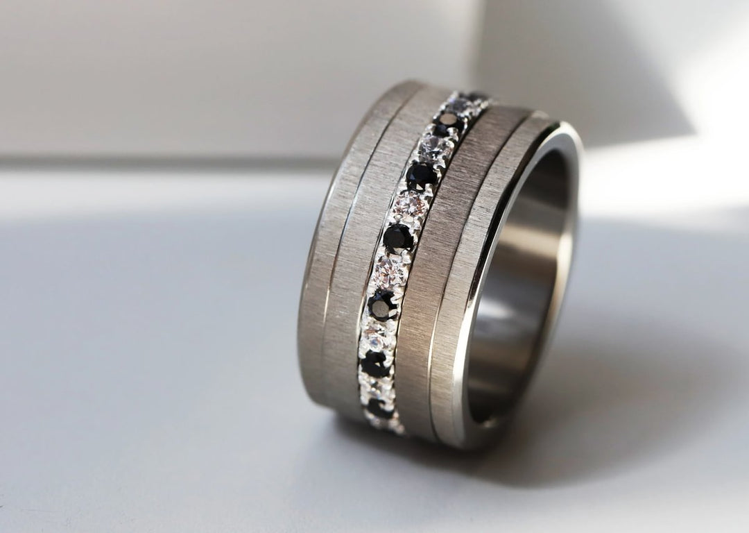 💍 Inner ring (medium addon) "Aura Black & White Signature" in 925 silver set with black and white zircons