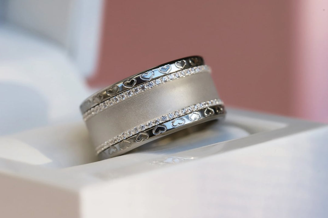 Base en acier poli Love