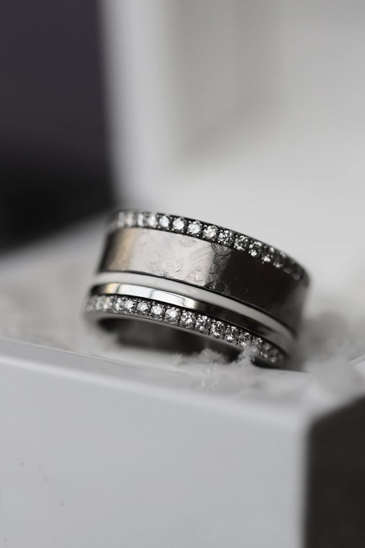 19 🎁 Anneau (deux tiers) "Ombre de Neige" en acier