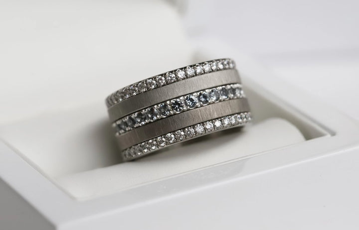 💍 Anneau (addon medium) "Aura Givré" Aura Grey en argent 925 serti de zircons gris