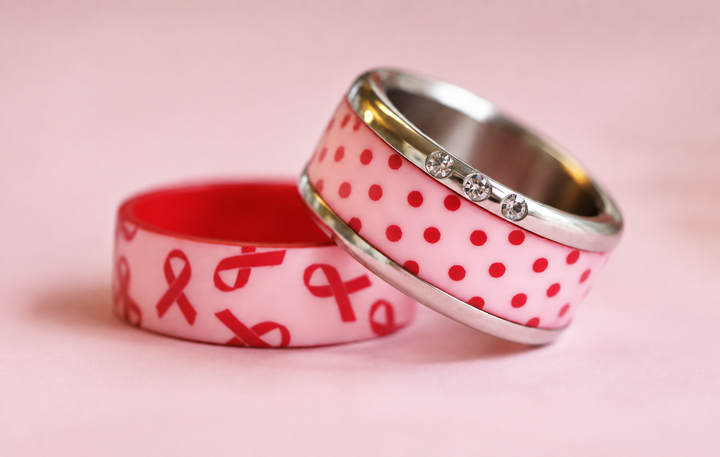 🌸 Anneau (addon ou deux tiers) « Rose de vie » en polymère rose clair gravé de points rubis