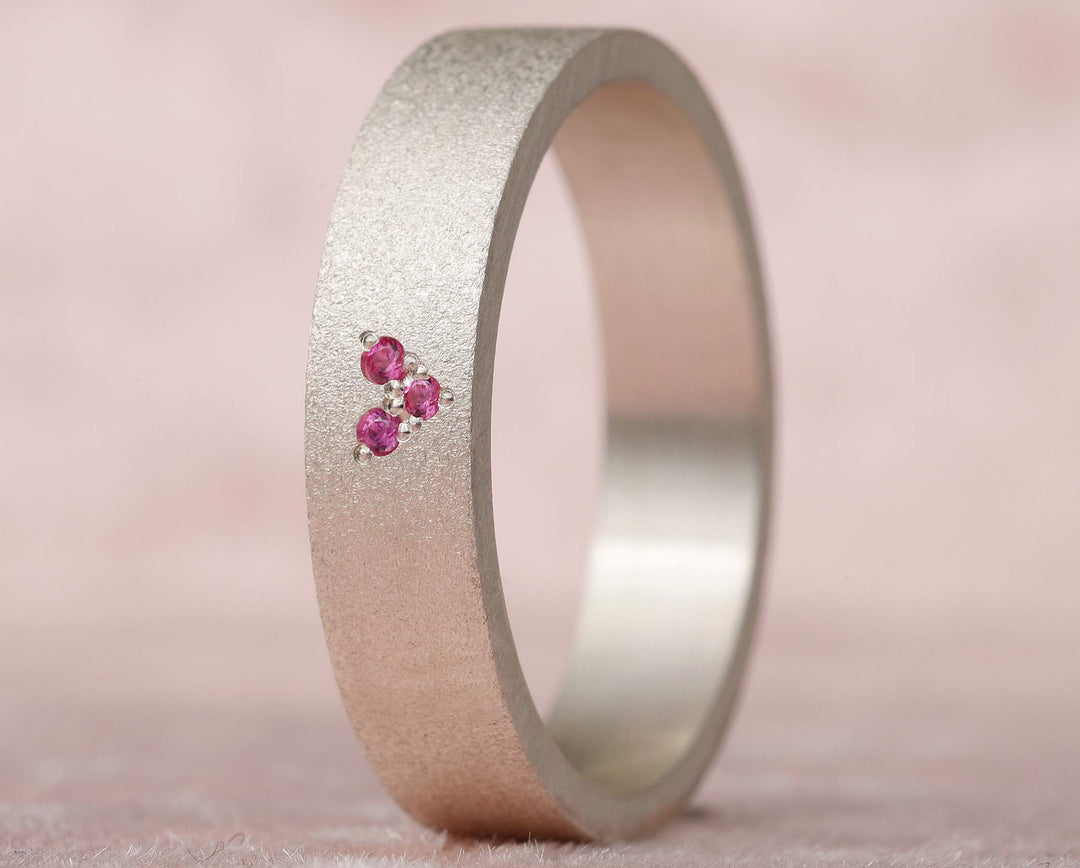 Deux tiers argent piqueté serti de saphirs roses