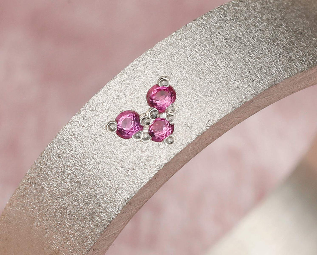 Deux tiers argent piqueté serti de saphirs roses