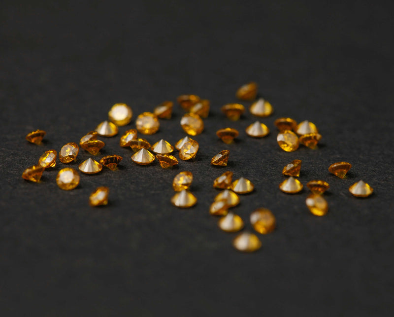 Setzen eines gelben „Pur“ Diamanten von Zermatt