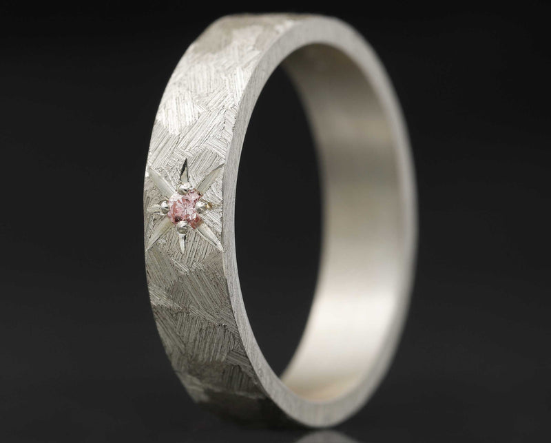 2/3 Addon aus glitzerndem Silber mit einem rosa "PUR" Diamant besetzt