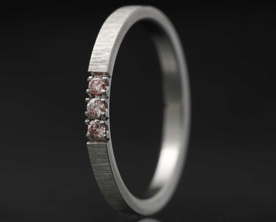 Setzen eines rosa „Pur“ Diamanten von Zermatt