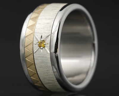 2/3 Addon aus glitzerndem Silber mit einem gelben "PUR" Diamant besetzt
