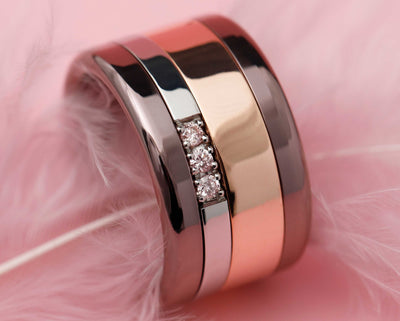 Medium Addon aus poliertem Edelstahl mit 3 rosa "PUR" Diamant besetzt