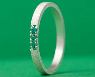 Medium addon in silver clawgrunge set with emeralds