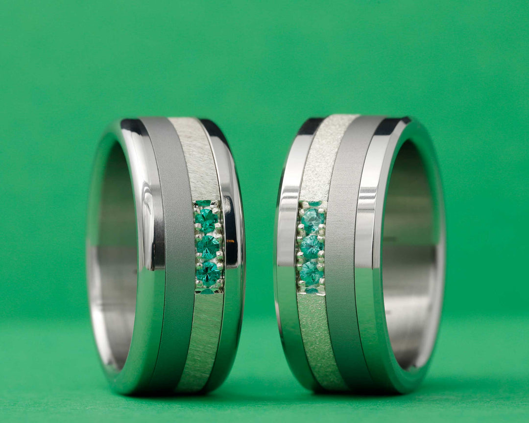 Medium argent piqueté serti d'émeraudes