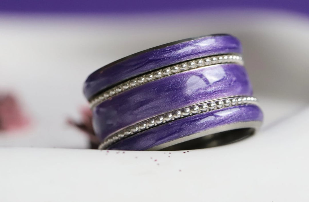 Améthyste Boréale 🔮 Base large (13mm) en acier avec un revêtement en émail violet nacré