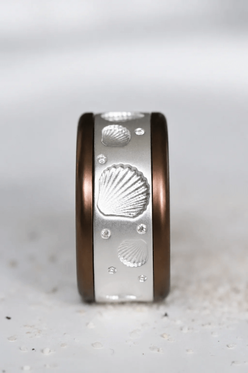 🐚 Ring (medium Addon) „Aphros“ aus satiniertem Silber, Muschelabdruck