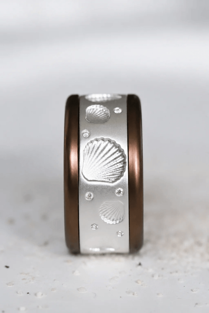 🐚 Ring (medium Addon) „Aphros“ aus satiniertem Silber, Muschelabdruck
