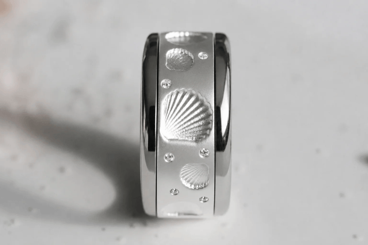 🐚 Ring (medium Addon) „Aphros“ aus satiniertem Silber, Muschelabdruck