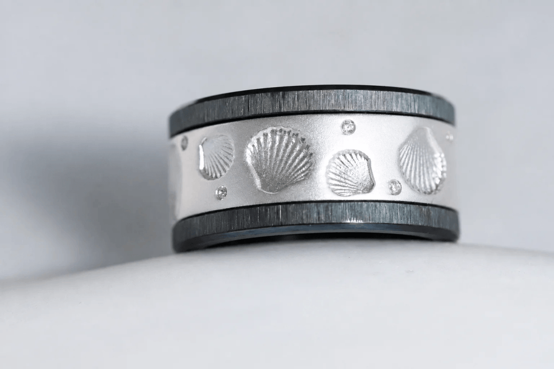 🐚 Ring (medium Addon) „Aphros“ aus satiniertem Silber, Muschelabdruck