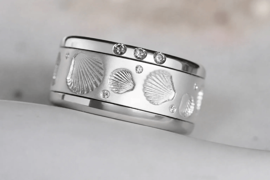 🐚 Ring (medium Addon) „Aphros“ aus satiniertem Silber, Muschelabdruck