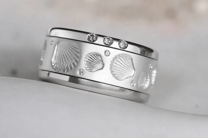 🐚 Ring (medium Addon) „Aphros“ aus satiniertem Silber, Muschelabdruck