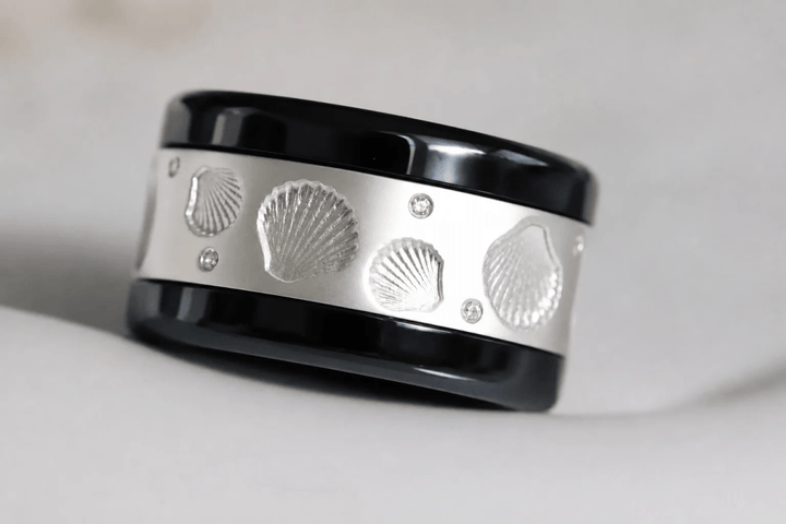 🐚 Ring (medium Addon) „Aphros“ aus satiniertem Silber, Muschelabdruck