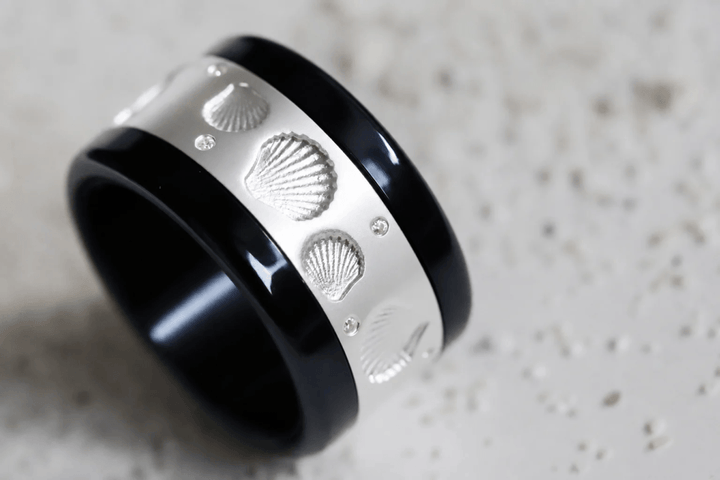 🐚 Ring (medium Addon) „Aphros“ aus satiniertem Silber, Muschelabdruck