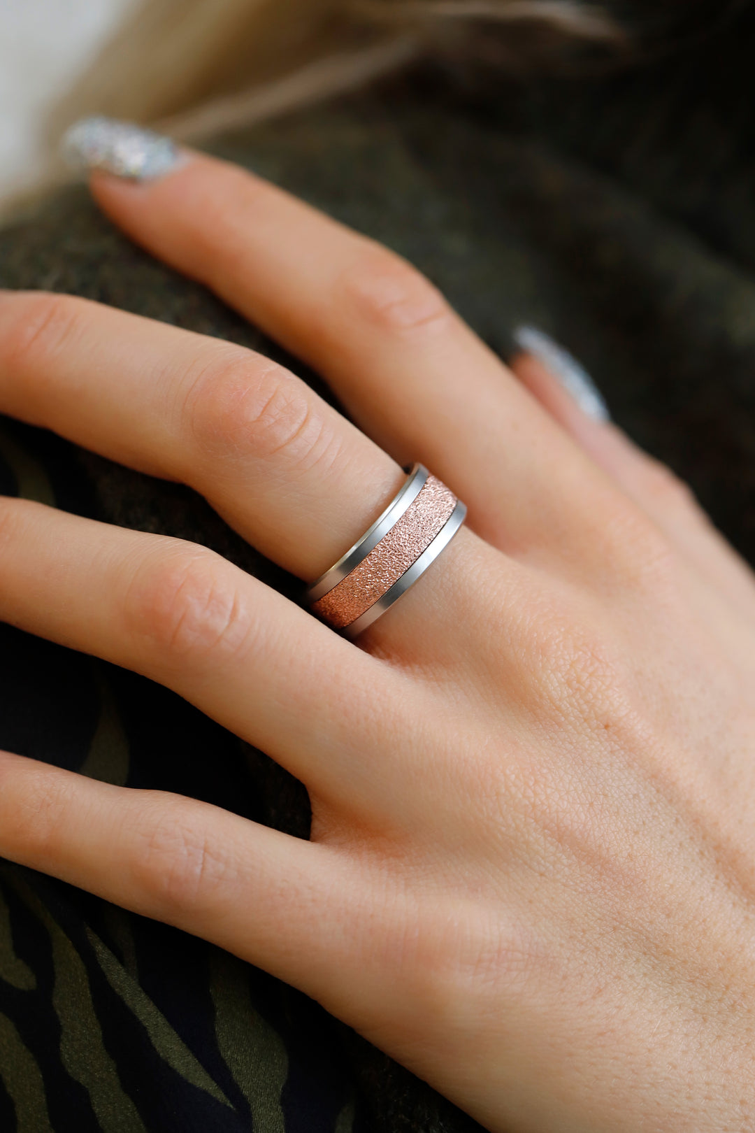 bague en argent 925 couleur rose neige éternelle pour bague mood interchangeable avec base en acier sur main de femme