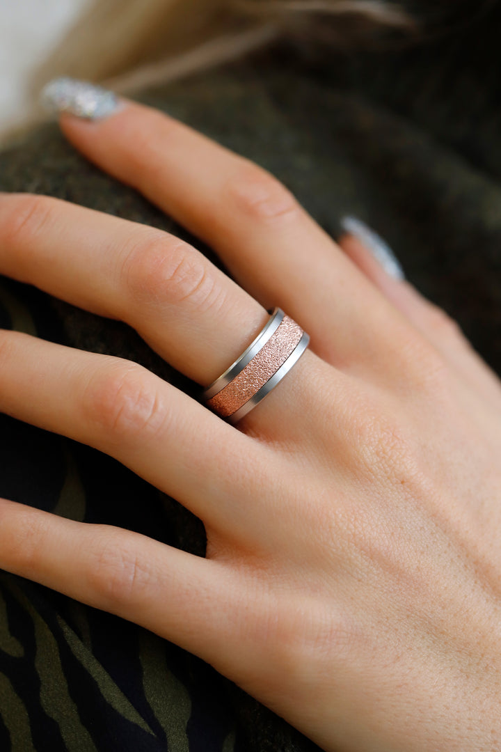 bague en argent 925 couleur rose neige éternelle pour bague mood interchangeable avec base en acier sur main de femme