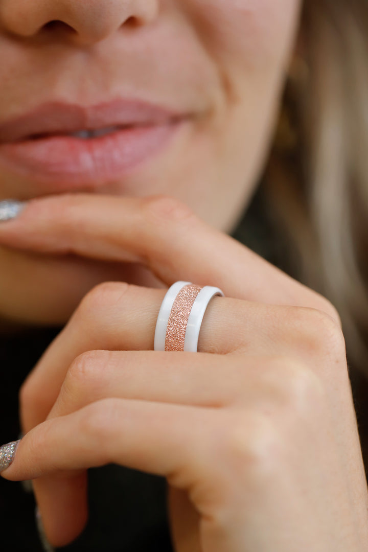 bague en argent 925 couleur rose neige éternelle pour bague mood interchangeable sur main de femme qui sourit