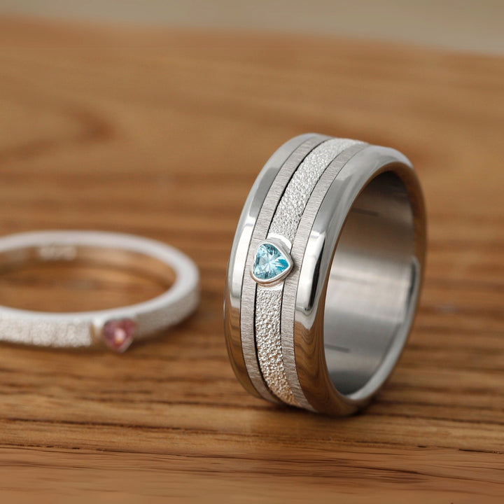 bague en argent avec brillant bleu en forme de coeur et anneaux interchangeables en acier inoxydable de la marque mood