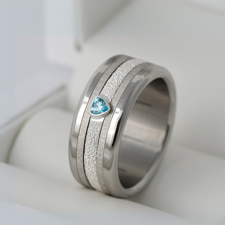 bague en argent avec brillant bleu en forme de coeur et anneaux interchangeables en acier inoxydable de la marque mood dans un coffret bijou de luxe