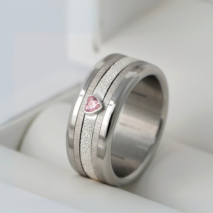 bague en argent avec brillant rose en forme de coeur et anneaux interchangeables en acier inoxydable de la marque mood dans un coffret bijou de luxe