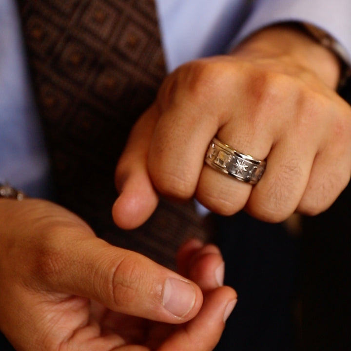 bague en argent pour homme avec motifs de la suisse fleur edelweiss et vache alpage