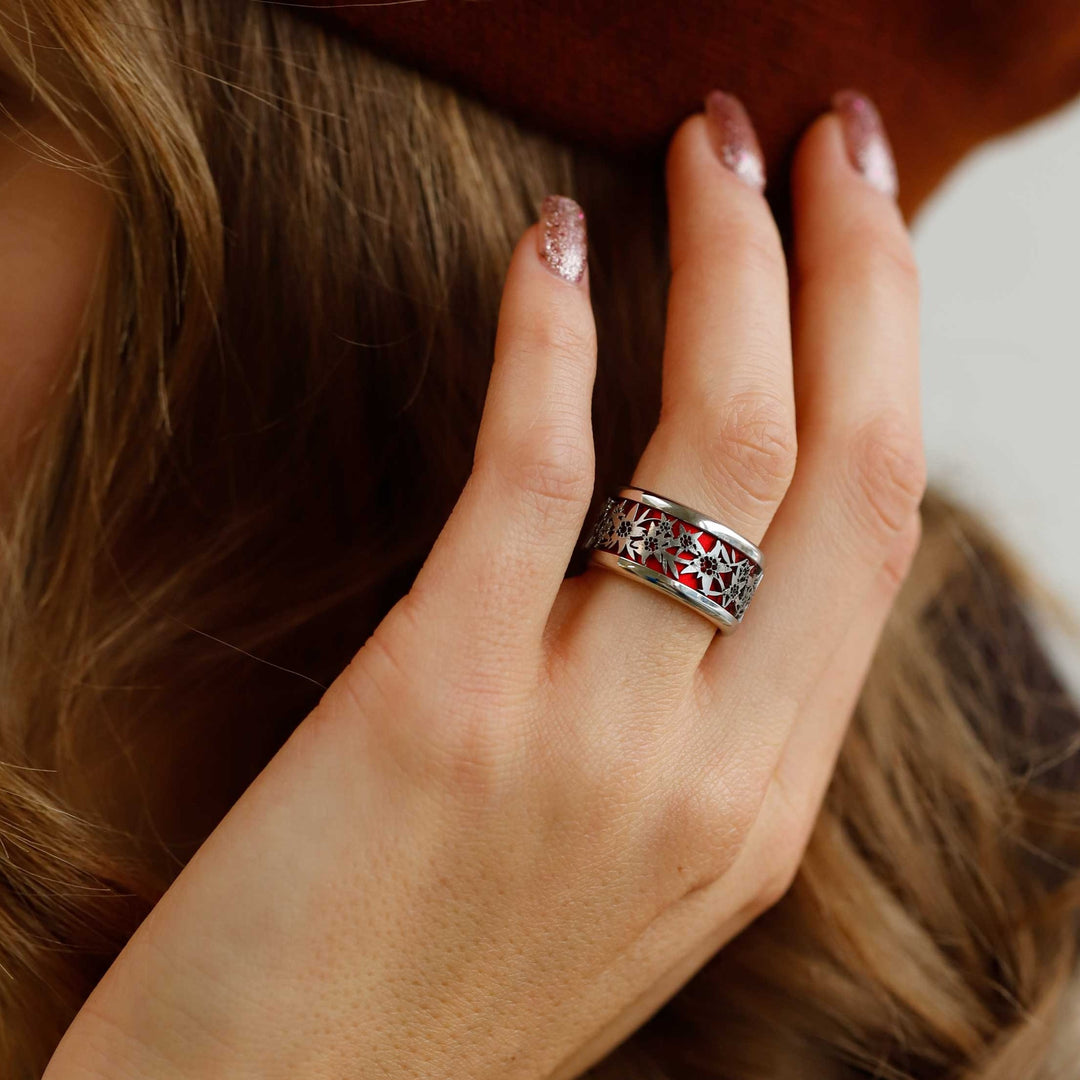 bague interchangeable mood edelweiss en acier inoxydable sur une main de femme avec une couleur rouge interchangeable