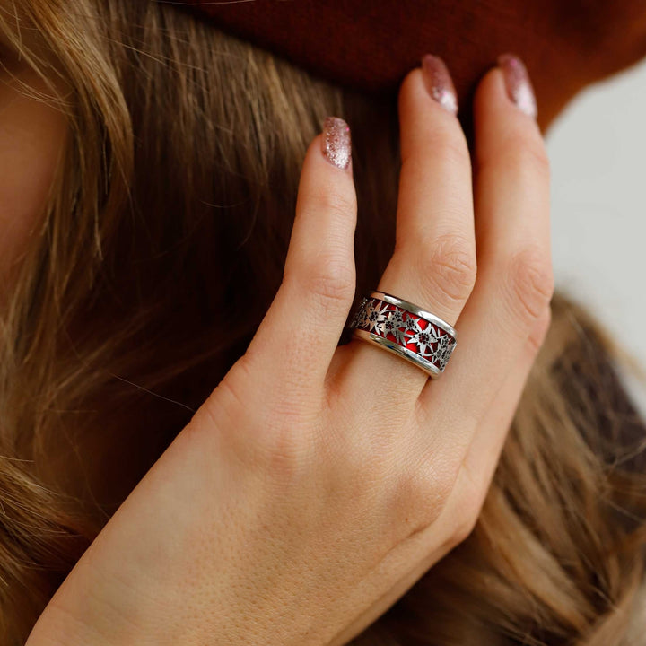 bague interchangeable mood edelweiss en acier inoxydable sur une main de femme avec une couleur rouge interchangeable