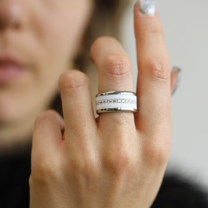 bague mood interchangeable blanc en argent 925 avec zircon aura authentique sur main de femme avec ongles brillants 2