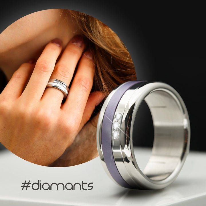 bague suisse de luxe avec diamants mood sur main de femme avec couleur interchangeable